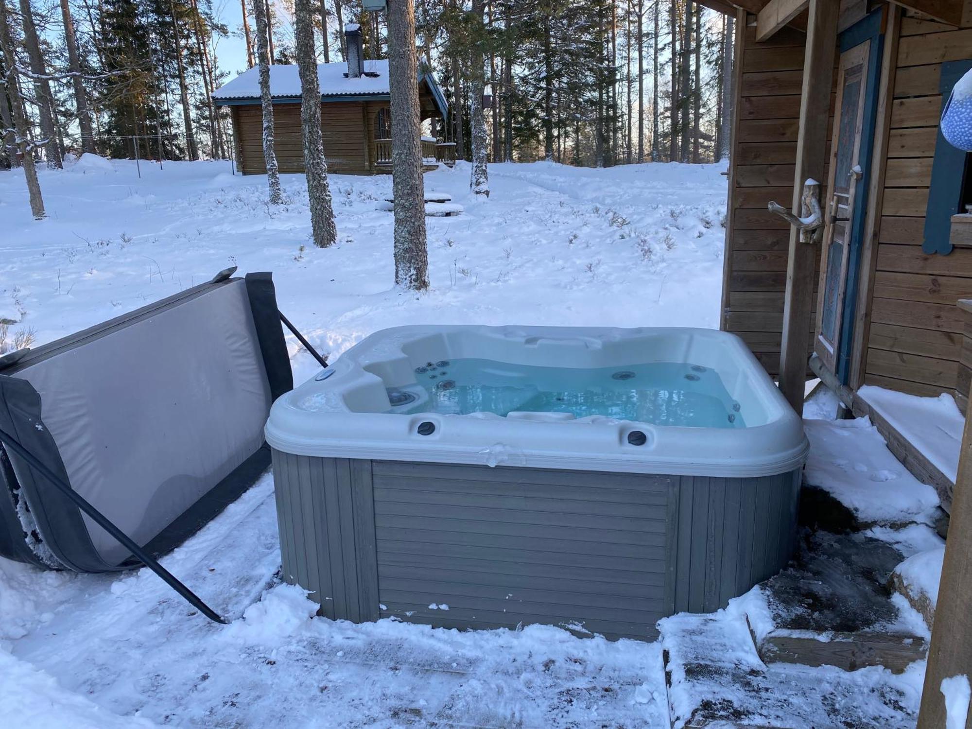 Timrad Stuga I Kanten Av Skogen Med Spa Moejlighet Mullsjo Luaran gambar