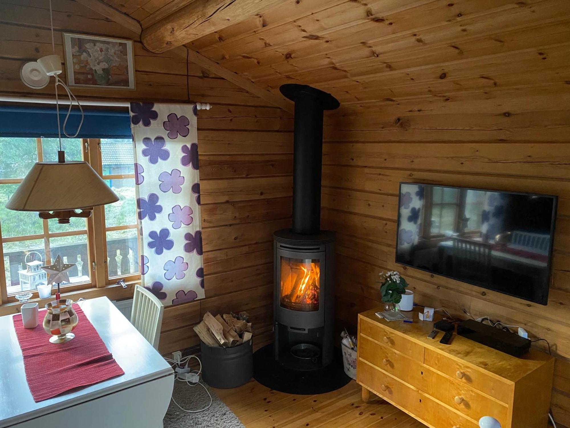 Timrad Stuga I Kanten Av Skogen Med Spa Moejlighet Mullsjo Luaran gambar